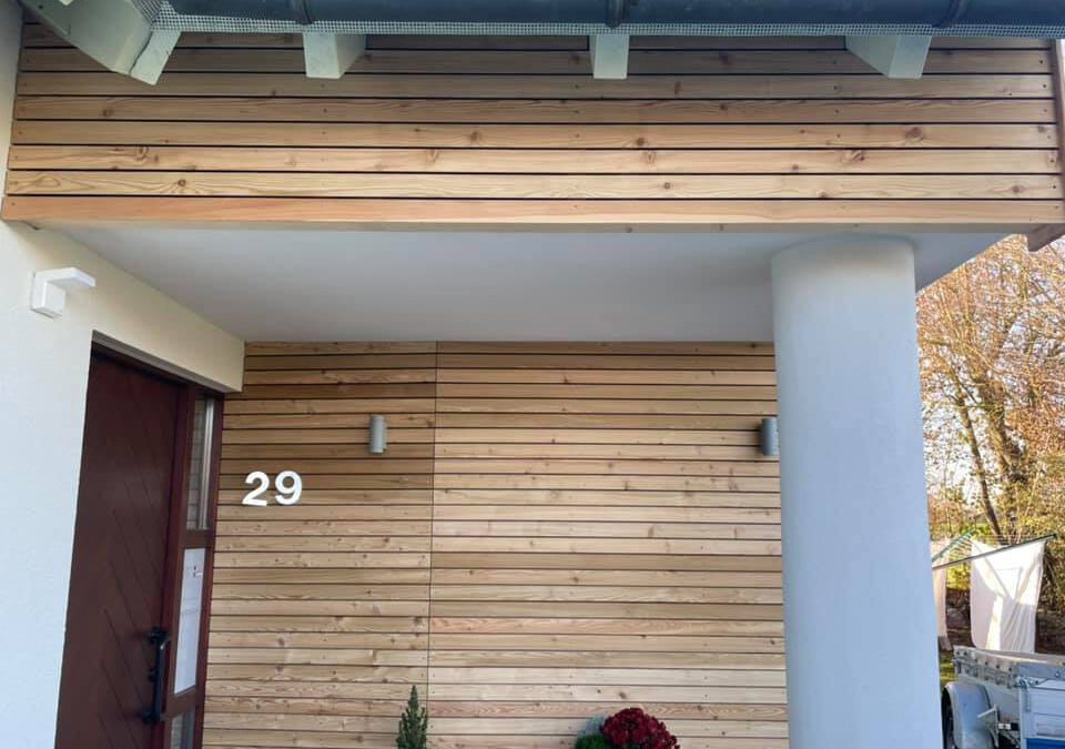 Moderne Fassadengestaltung mit Rhombusschalung